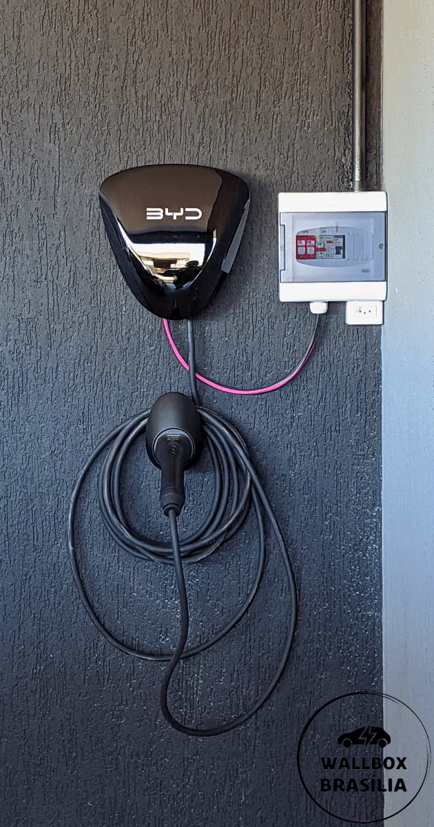 Instalação de carregador de carro elétrico em residência no Lago Norte, Brasília DF, com BYD
