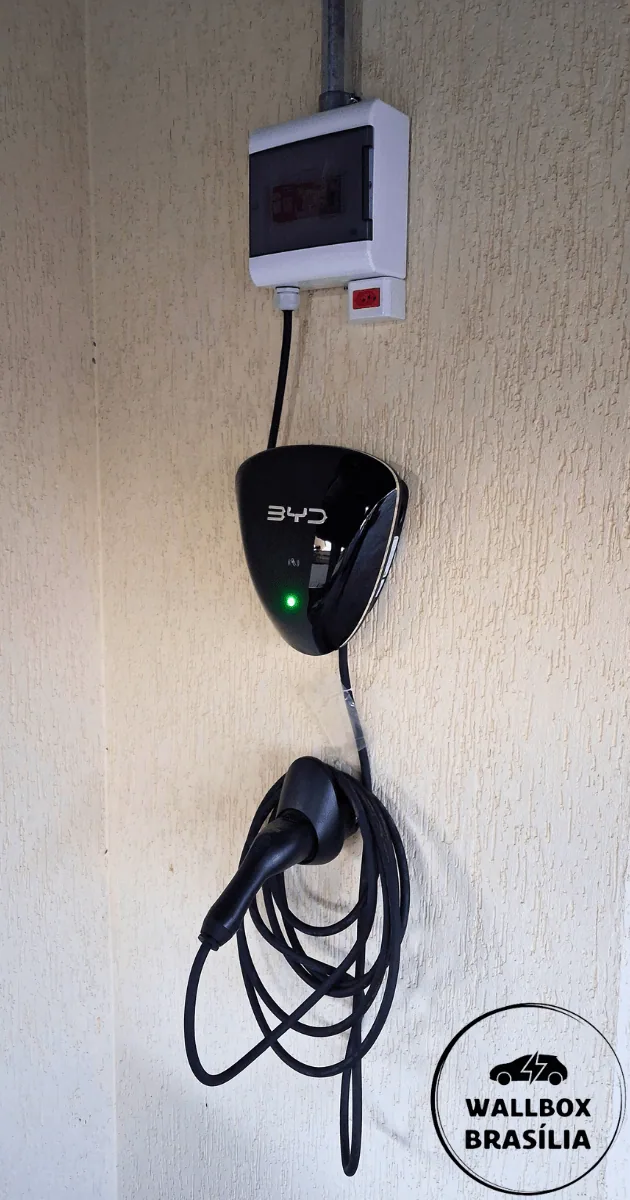 Instalação de carregador de carro elétrico em residência no Lago Sul, Brasília DF, com BYD Dolphin Mini